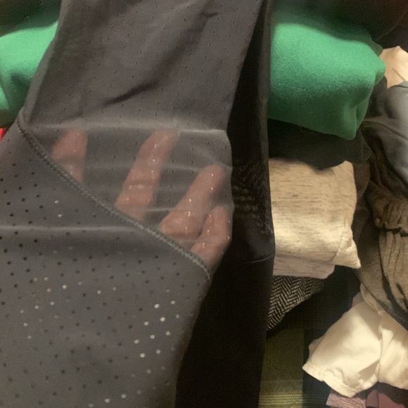 Size 4 Lulu Lemon full length leggings EUC BLK WITH MESH LEG INSERTS 2 pockets😀 - Picture 10 of 10